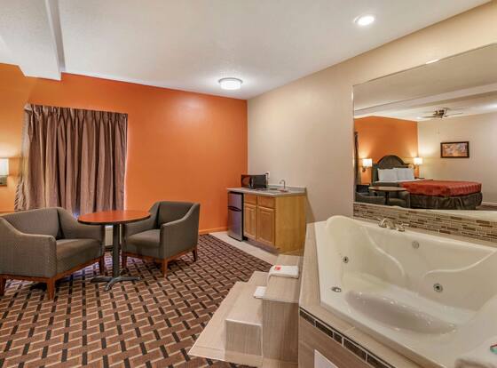 Econo Lodge & Suites Granite City is a family friendly hotel in Granite City, Illinois (IL)