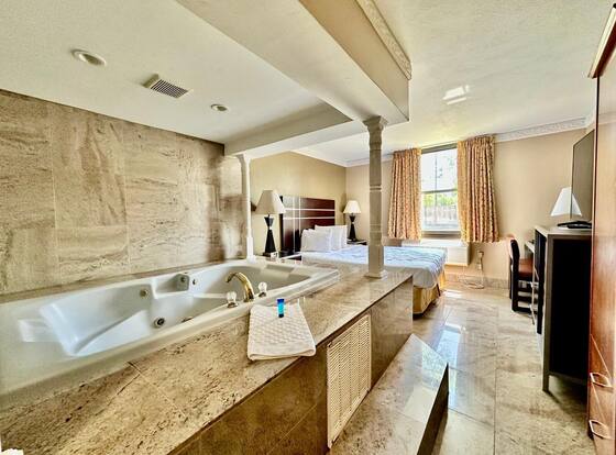 Townhouse Inn & Suites is a family friendly hotel in Elmwood Park, New Jersey (NJ)