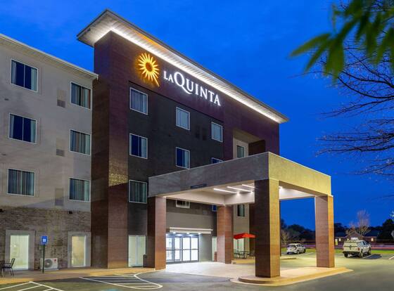 La Quinta Inn & Suites by Wyndham Augusta/Fort Eisenhower is a family friendly hotel in Augusta, Georgia (GA)