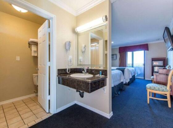 Queencity Inn is a family friendly hotel in Signal Hill, California (CA)