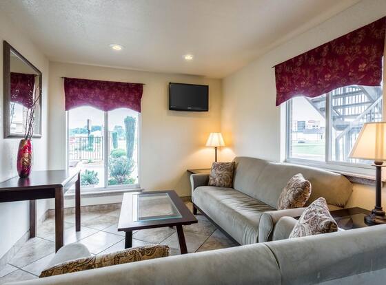Econo Lodge Inn & Suites Searcy is a family friendly hotel in Searcy, Arkansas (AR)