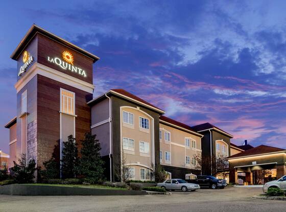 La Quinta Inn & Suites by Wyndham Vicksburg is a family friendly hotel in Vicksburg, Mississippi (MS)