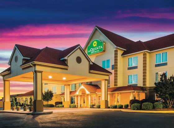 La Quinta Inn & Suites by Wyndham Russellville is a family friendly hotel in Russellville, Arkansas (AR)