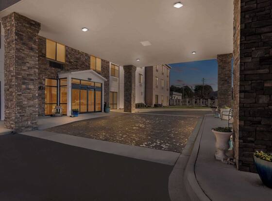 Comfort Suites Cullman I-65 Exit 310 is a family friendly hotel in Cullman, Alabama (AL)