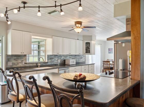 The Lake Home - Beautiful Oasis In The Heart Of Florida! 2 Bedroom Home by RedAwning is a family friendly hotel in Haines City, Florida (FL)