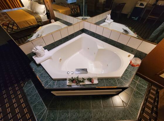 Super 8 by Wyndham Newcomerstown is a family friendly hotel in Newcomerstown, Ohio (OH)