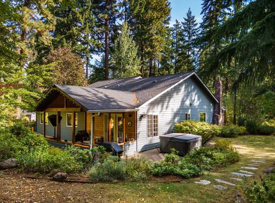 Green Mountain Escape 30 Day Minimum 3 Bedroom Home by Redawning is a family friendly hotel in Mount Hood, Oregon (OR)