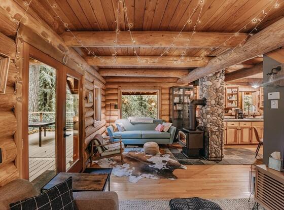 81sl - Hot Tub - Wifi - Pets Ok 2 Bedroom Cabin by Redawning is a family friendly hotel in Deming, Washington (WA)
