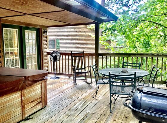 Forest View two bedroom, two bath Harbor North luxury loft cottage with private hot tub o Lake on Ouachita. by RedAwning is a family friendly hotel in Mount Ida, Arkansas (AR)