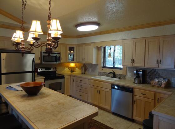 Luxury three bedroom, three bath cottage with hot overlooking Lake Ouachita. by RedAwning is a family friendly hotel in Mount Ida, Arkansas (AR)
