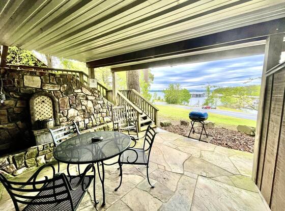 SU15, Spacious studio with full kitchen, dining table and rock patio overlooking Lake Ouachita. by RedAwning is a family friendly hotel in Mount Ida, Arkansas (AR)