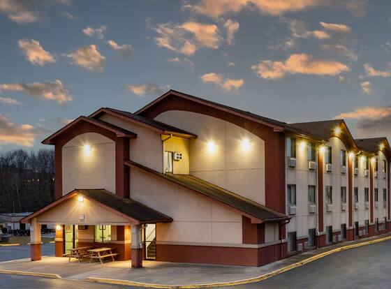 Super 8 by Wyndham Waynesburg is a family friendly hotel in Waynesburg, Pennsylvania (PA)