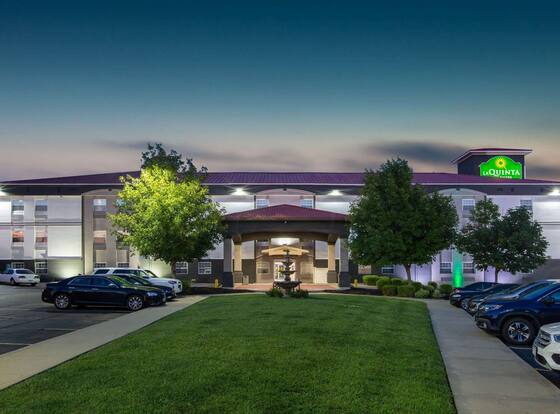 La Quinta Inn & Suites by Wyndham Blue Springs is a family friendly hotel in Blue Springs, Missouri (MO)