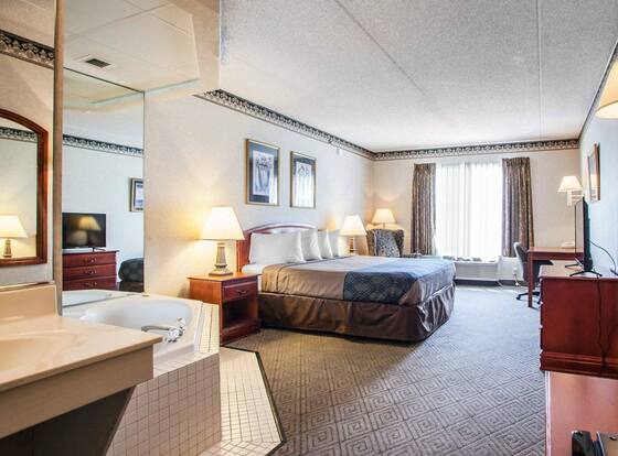 Rodeway Inn & Suites Milwaukee Airport is a family friendly hotel in Milwaukee, Wisconsin (WI)