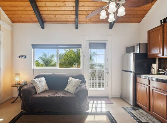Cozy Sunset Views W/ Lanai - Close To Beach 1 Bedroom Home by RedAwning is a family friendly hotel in Kahaluu-Keauhou, Hawaii (HI)