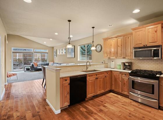 Sunny Days 30 Day Minimum 4 Bedroom Home by RedAwning is a family friendly hotel in Bend, Oregon (OR)