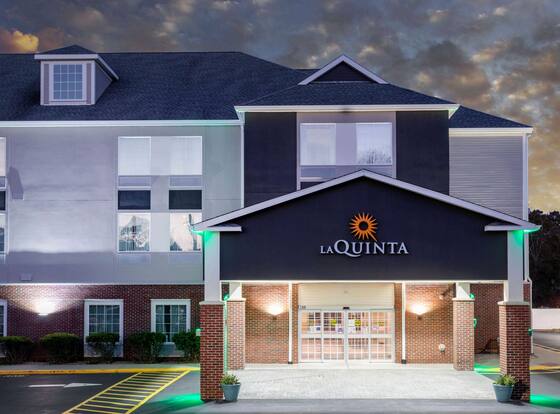 La Quinta Inn & Suites by Wyndham Stonington-Mystic Area is a family friendly hotel in Pawcatuck, Connecticut (CT)