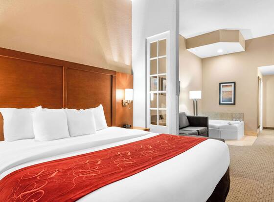 Comfort Suites Orlando Airport is a family friendly hotel in Oak Ridge, Florida (FL)