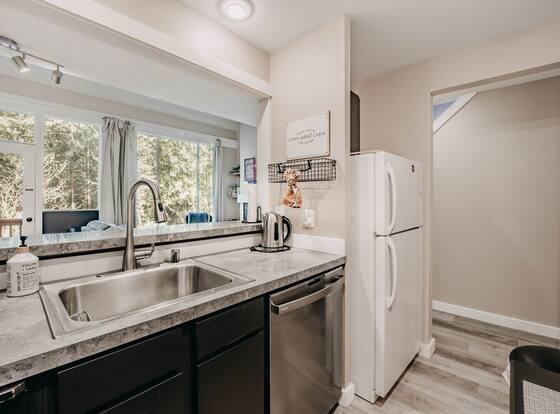 45sw - Fireplace - Dishwasher - Washer/dryer - Sleeps 4 1 Bedroom Condo by RedAwning is a family friendly hotel in Deming, Washington (WA)