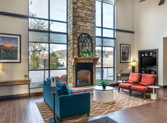 Comfort Suites Manhattan is a family friendly hotel in Manhattan, Kansas (KS)