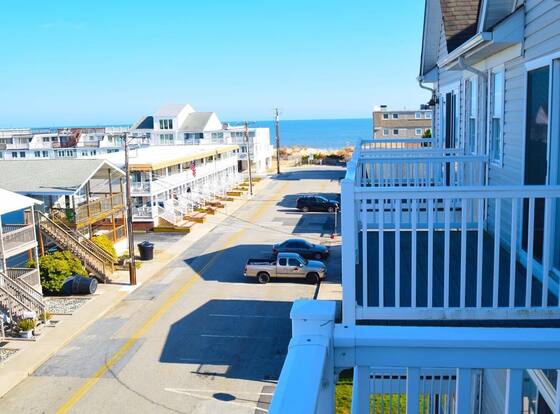 Bella Mar C 4 Bedroom Townhouse by RedAwning is a family friendly hotel in Ocean City, Maryland (MD)