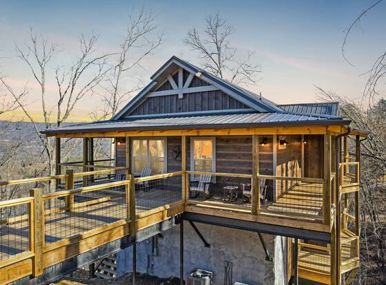 Tennessee Whiskey 3 Bedroom Cabin by RedAwning is a family friendly hotel in Sevierville, Tennessee (TN)