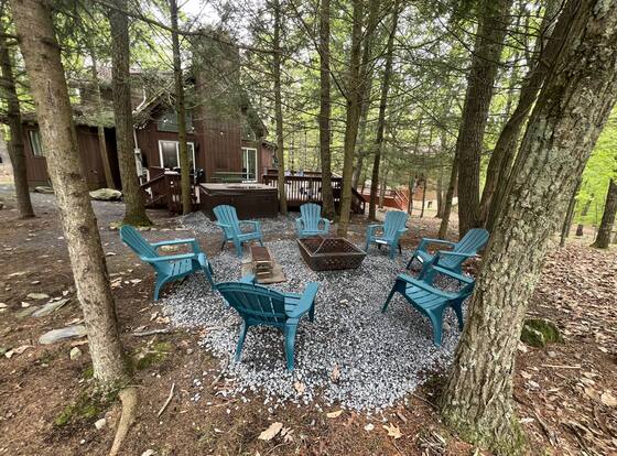 Luxury Family Escape Hottub/sauna/billiard/pool 4 Bedroom Home by RedAwning is a family friendly hotel in East Stroudsburg, Pennsylvania (PA)