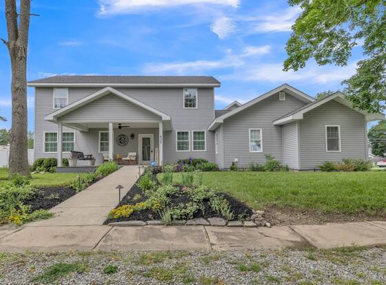 Mommyc's Villa Fun House 4 Bedroom Home by RedAwning is a family friendly hotel in Lapel, Indiana (IN)