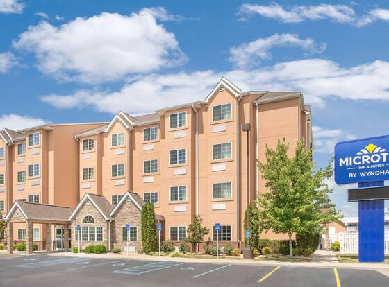 Microtel Inn & Suites by Wyndham Tuscumbia/Muscle Shoals is a family friendly hotel in Tuscumbia, Alabama (AL)