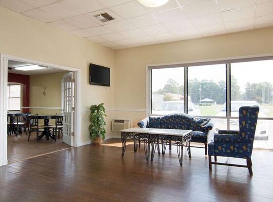 Econo Lodge Pine Bluff is a family friendly hotel in Pine Bluff, Arkansas (AR)