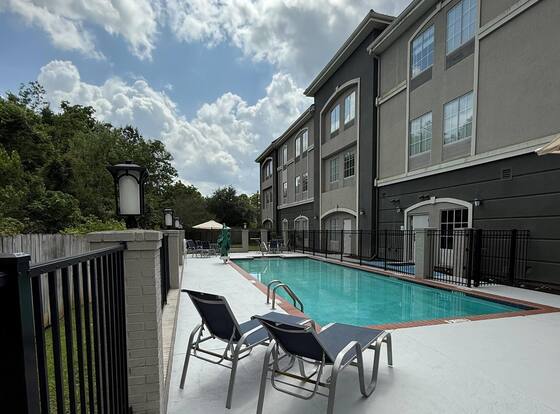 La Quinta Inn & Suites by Wyndham Baton Rouge Denham Springs is a family friendly hotel in Baton Rouge, Louisiana (LA)