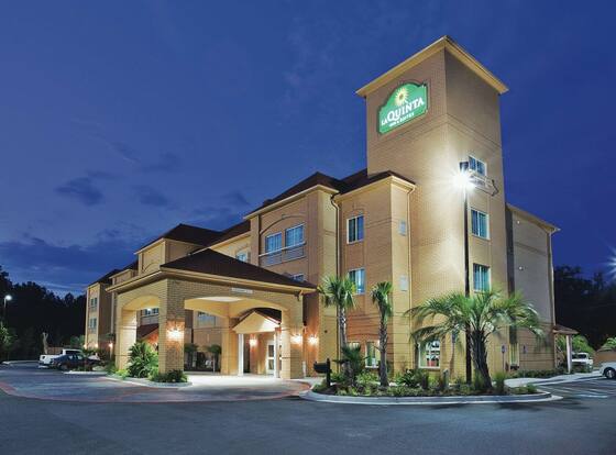 La Quinta Inn & Suites by Wyndham Hinesville - Fort Stewart is a family friendly hotel in Hinesville, Georgia (GA)