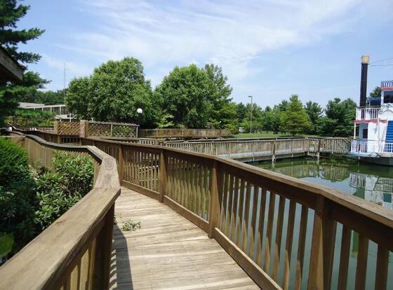 Magnuson Grand Hotel And Conference Center is a family friendly hotel in Raymond, Illinois (IL)