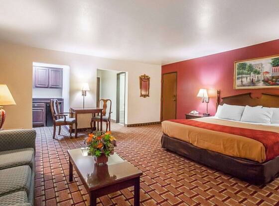 Econo Lodge Dexter is a family friendly hotel in Dexter, Missouri (MO)