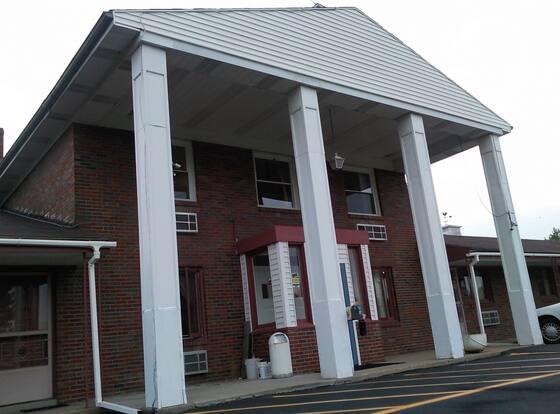 Colonial Inn Motel is a family friendly hotel in Mercer, Pennsylvania (PA)