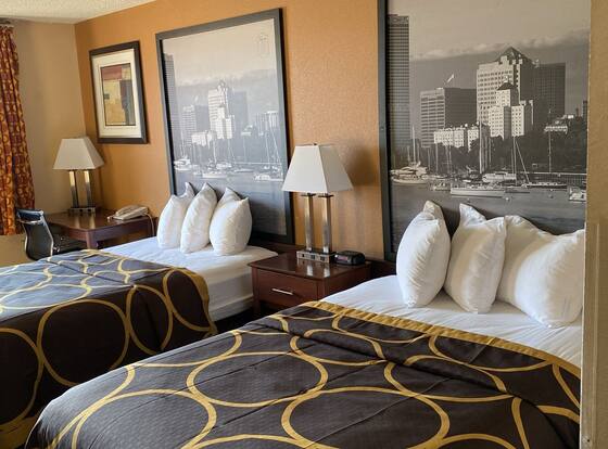 Super 8 by Wyndham Sturtevant/Racine is a family friendly hotel in Sturtevant, Wisconsin (WI)
