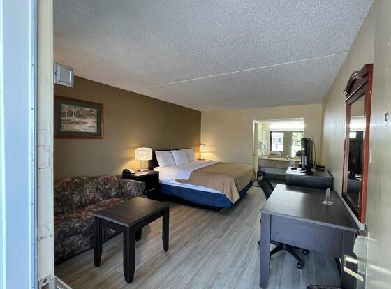 Rodeway Inn Walterboro I-95 is a family friendly hotel in Walterboro, South Carolina (SC)