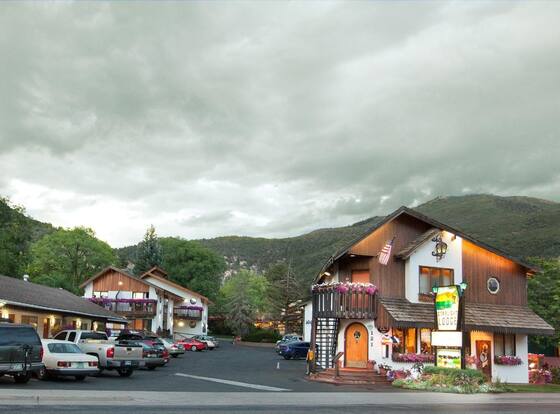 Starlight Lodge is a family friendly hotel in Glenwood Springs, Colorado (CO)