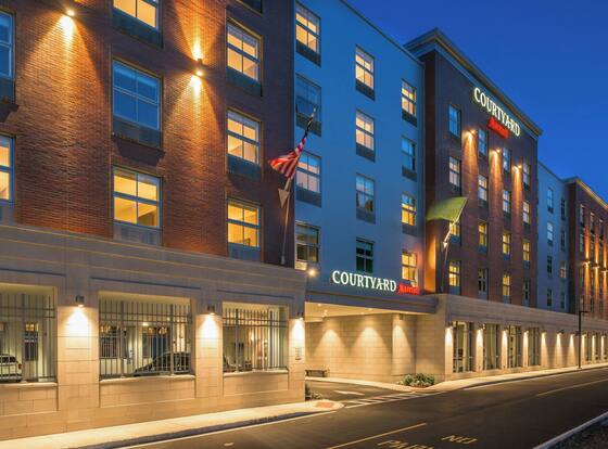 Courtyard by Marriott Edgewater NYC Area is a family friendly hotel in Edgewater, New Jersey (NJ)