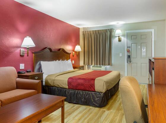 Econo Lodge Sturbridge Route 20 is a family friendly hotel in Fiskdale, Massachusetts (MA)