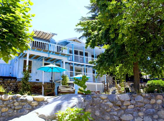 Rio Sierra Riverhouse is a family friendly hotel in Three Rivers, California (CA)