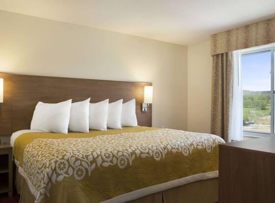 Days Inn & Suites by Wyndham Belmont is a family friendly hotel in Belmont, Ohio (OH)