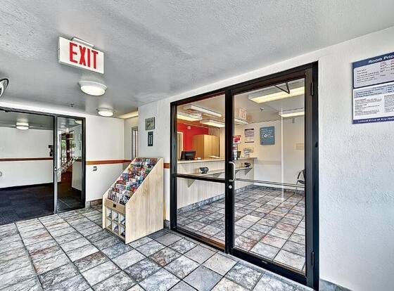 Motel 6 Glenview, IL - Chicago North is a family friendly hotel in Glenview, Illinois (IL)
