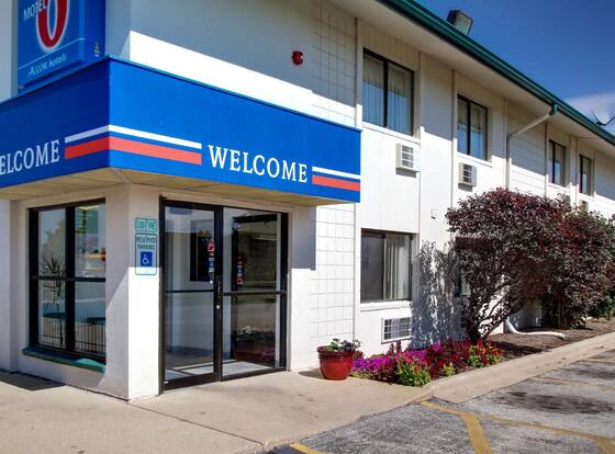 Motel 6 Normal, IL - Bloomington Area is a family friendly hotel in Normal, Illinois (IL)