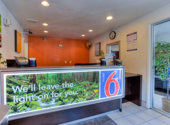 Motel 6 Tigard, OR - Portland South - Lake Oswego is a family friendly hotel in Tigard, Oregon (OR)