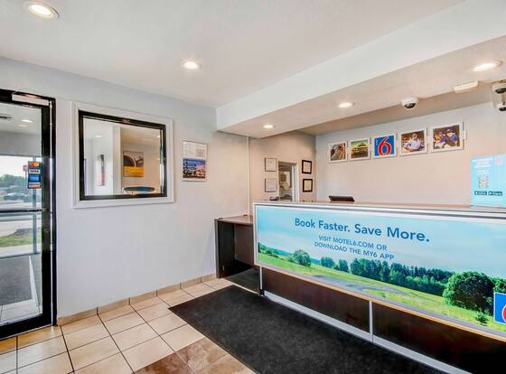 Motel 6 Port Allen, LA - Baton Rouge is a family friendly hotel in Port Allen, Louisiana (LA)
