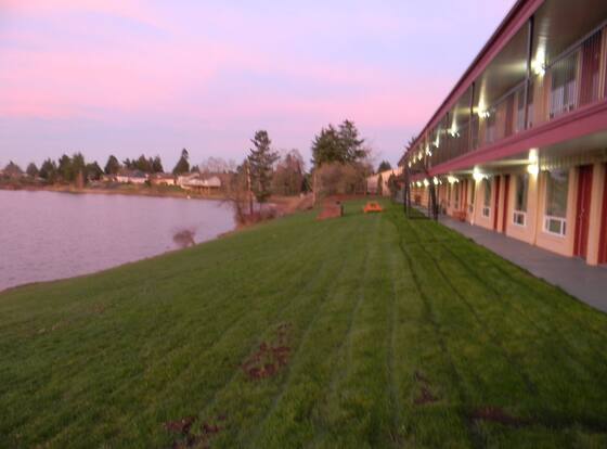 Lakeview Inn Centralia is a family friendly hotel in Centralia, Washington (WA)