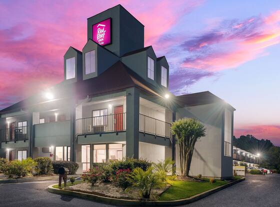 Red Roof Inn Spartanburg - I-85 is a family friendly hotel in Valley Falls, South Carolina (SC)
