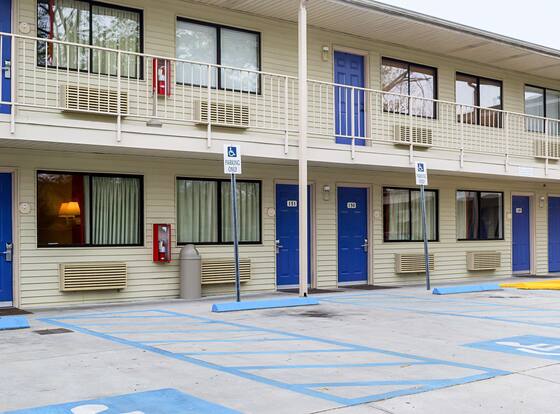 West Ashley Inn  is a family friendly hotel in Charleston, South Carolina (SC)