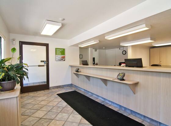 Motel 6 Roseville, MN - Minneapolis North is a family friendly hotel in Roseville, Minnesota (MN)